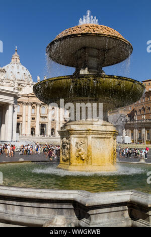 Ita: Vaticano. Piazza San Pietro con fontana e turisti GER: Vatikan. Petersplatz mit Brunnen und Touristen Foto Stock