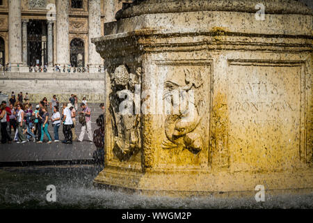 Ita: Vaticano. Piazza San Pietro con fontana e turisti GER: Vatikan. Petersplatz mit Brunnen und Touristen Foto Stock