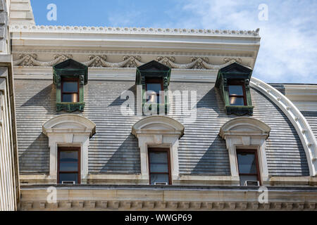 Un alto tetto a mansarda e abbaini in Francese Secondo Impero in stile barocco di architettura su John McArthur's Philadelphia City Hall Foto Stock