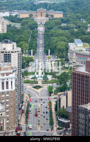 La vista dal Municipio la torre verso il basso Benjamin Franklin Parkway passato Logan Circle a Philadelphia Museum of Art Foto Stock