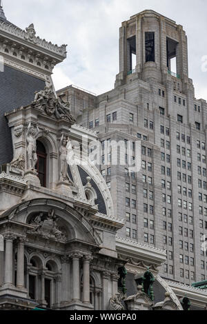 Municipio Francese Secondo Impero architettura barocca contrasta con John Torrey Windrim art deco dell campanile di una ampia St in centro città, Philly Foto Stock