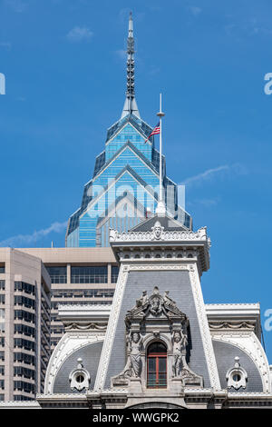 Il slated mansarda del Municipio, completare con sculture e la parte superiore di uno Liberty Place, che lo ha sostituito come Philadelphia l'edificio più alto Foto Stock