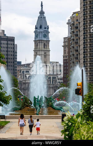 La Swann Memorial Fontana e Philadelphia City Hall dal cerchio di Logan Foto Stock