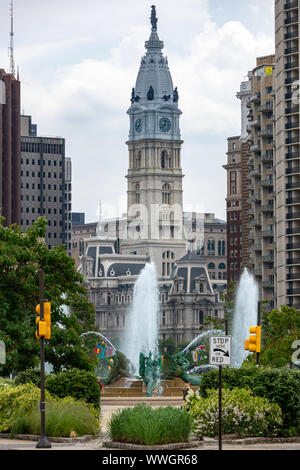La Swann Memorial Fontana e Philadelphia City Hall dal cerchio di Logan Foto Stock