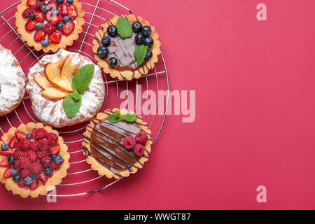 Rack con dolci sul colore di sfondo Foto Stock