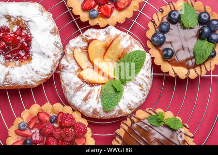 Rack con dolci sul colore di sfondo Foto Stock