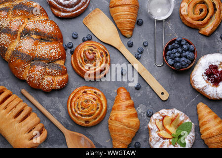 Assortimento di pasticceria su sfondo grigio Foto Stock