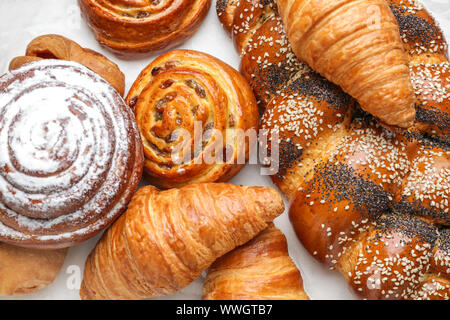 Assortimento di pasticceria su sfondo chiaro Foto Stock