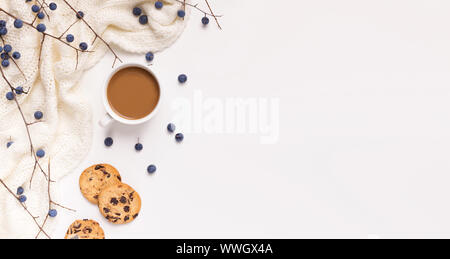 Composizione creativa di caffè caldo o il cioccolato per giorni d'autunno Foto Stock