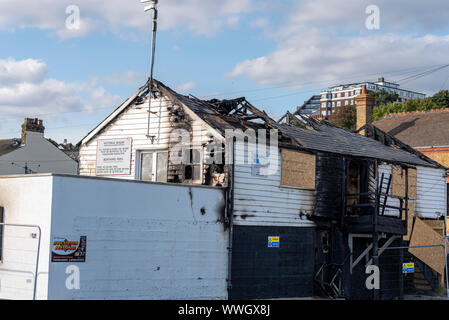 Un incendio ha danneggiato Leigh Fisherman's Co-op a Leigh High Street, Old Leigh, Essex, Regno Unito. Danni da incendio al vecchio edificio storico. Pesce tradizionale. Foto Stock