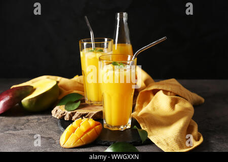 Composizione con un fresco e succo di mango sul tavolo Foto Stock
