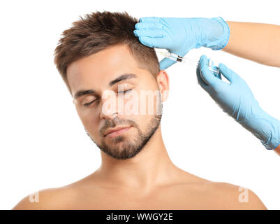 Uomo con la perdita di capelli problema iniezione di ricezione su sfondo bianco Foto Stock