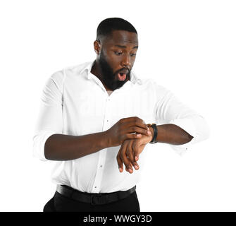 Scioccato afro-americano di imprenditore guardando il suo orologio su sfondo bianco Foto Stock