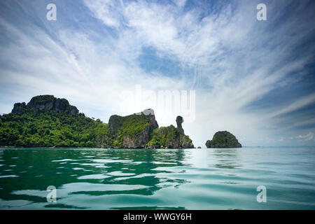 Famosa Chicken Island, Koh Gai o Koh Khai in Thai, una piccola isola tropicale vicino a Krabi in Thailandia. Destinazione popolare per un longtail boat t Foto Stock