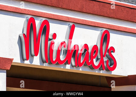 Settembre 13, 2019 Santa Clara / CA / STATI UNITI D'AMERICA - Michaels logo in uno dei loro negozi in South San Francisco Bay Area; Michaels è una catena di vendita al dettaglio di negozi Foto Stock