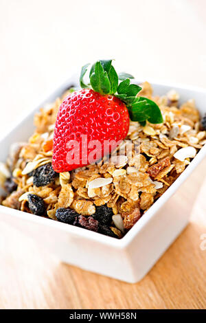 Ciotola di cereali granola con fragole fresche Foto Stock