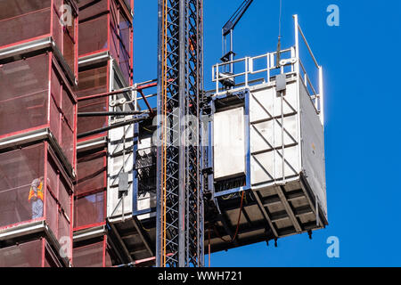 Chiusura del paranco industriale utilizzato per sollevare i lavoratori e i materiali ad un sito in costruzione Foto Stock