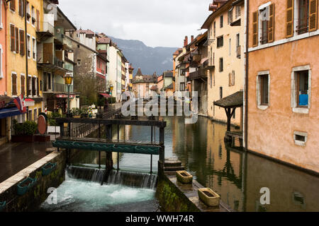 Canal con saracinesca a città medievale di Annecy, Francia Foto Stock