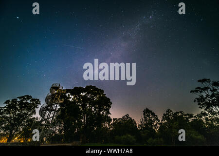 Paesaggio notturno e la via lattea sfondo, Torre di DNA, Perth Foto Stock
