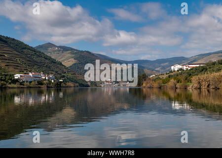 Vista panoramica del villaggio di Pinhao con vigneti terrazzati e il fiume Douro e la Valle del Douro in Portogallo; concetto per il viaggio in Portogallo e mo Foto Stock