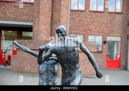 Johan Cruijff e Berti Vogts statua presso lo Stadio Olimpico di Amsterdam Paesi Bassi 2019 Foto Stock