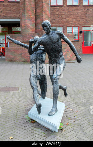 Johan Cruijff e Berti Vogts statua presso lo Stadio Olimpico di Amsterdam Paesi Bassi 2019 Foto Stock