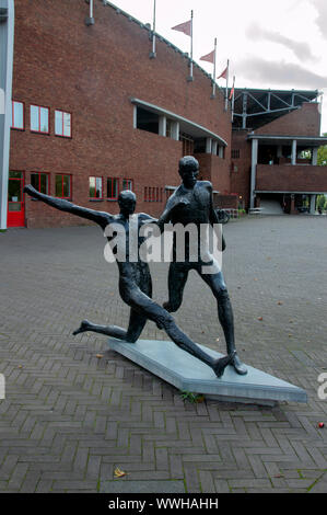 Johan Cruijff e Berti Vogts statua presso lo Stadio Olimpico di Amsterdam Paesi Bassi 2019 Foto Stock