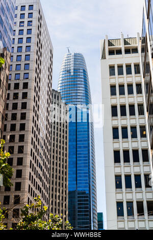 Agosto 21, 2019 San Francisco / CA / STATI UNITI D'AMERICA - La nuova torre di Salesforce rising vicino ad altri vecchi e nuovi grattacieli del centro cittadino di San Francisco, SOMA distric Foto Stock