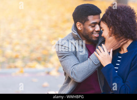 Amare uomo nero tenendo la sua fidanzata faccia Foto Stock