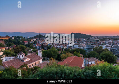 Estate tramonto cityscape di Nebet Tepe Hill nella città di Plovdiv, Bulgaria. Panoramica vista aerea. Antica Plovdiv è Patrimonio mondiale UNESCO e l'Olde Foto Stock