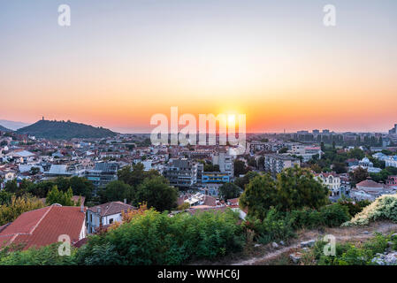 Estate tramonto cityscape di Nebet Tepe Hill nella città di Plovdiv, Bulgaria. Panoramica vista aerea. Antica Plovdiv è Patrimonio mondiale UNESCO e l'Olde Foto Stock