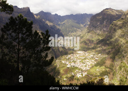 Il Portogallo, Madera, Blick vom Eira Do Serrado auf den Ort Curral das Freira Foto Stock