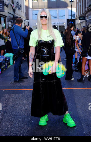 Julianna Zobrist raffigurato frequentando il Natasha Zinko X DUO mostra a Mayfair come parte di Primavera/Estate 2020 London Fashion Week. Foto di credito dovrebbe leggere: Katie Collins/PA FILO Foto Stock