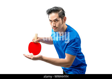 Tabella asiatici giocatore di tennis uomo in posizione servente isolate su sfondo bianco Foto Stock