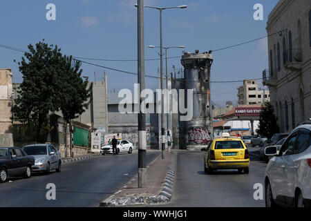 Un militare israeliano torre di vedetta su una sezione della barriera di separazione o un muro costruito da Israele nella periferia della città di Betlemme in central West Bank. Territori palestinesi, Israele Foto Stock