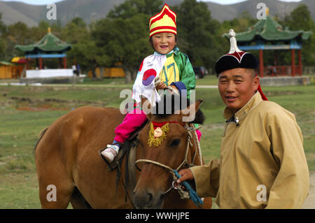 Pullman con 4 anno vecchio pilota al Festival di Naadam Foto Stock