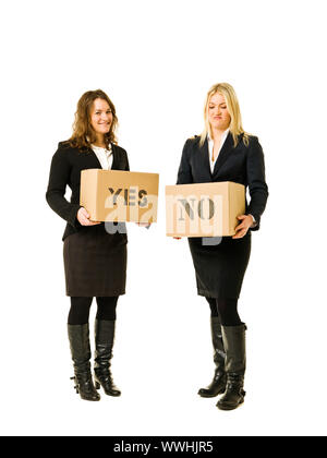 Due donne con scatole di cartone isolati su sfondo bianco Foto Stock