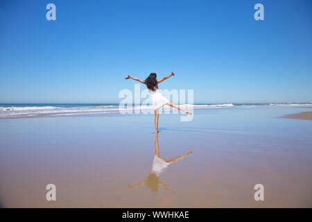 Donna alla spiaggia di Cala Encendida a Cadice Andalusia Spagna Foto Stock
