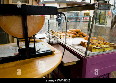 Street a buffet con formaggio raclette grill al comune di Annecy in Alta Savoia departement di Francia Foto Stock