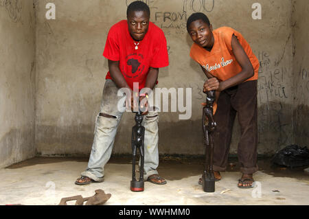 Scultore in legno sculture di lucidatura, Ghana Foto Stock