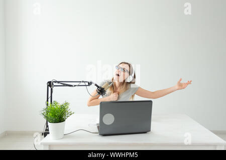 Blogger, streamer e concetto di persone - Funny giovane donna DJ della radio Foto Stock