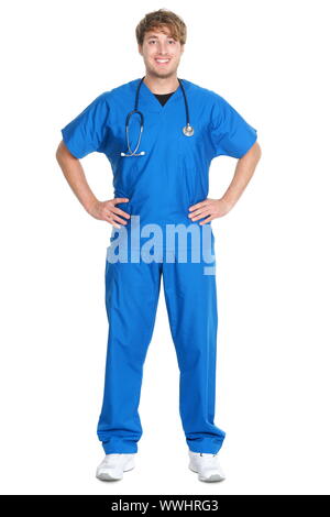 Maschio di medico o infermiere in piedi isolato in corpo pieno su sfondo bianco. Giovani professionisti medici. Uomo caucasico nel suo ventenne indossando scrub blu Foto Stock