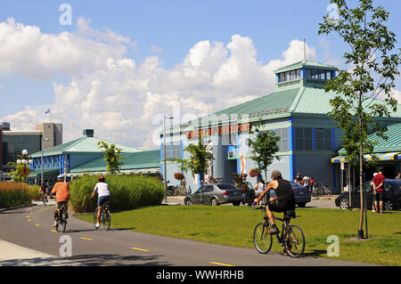 Percorso ciclo presso la sala del mercato nel vecchio porto del Québec Foto Stock