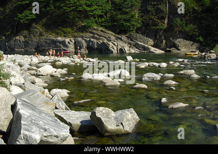 La balneazione presso il fiume Maggia, Ticino, Svizzera Foto Stock