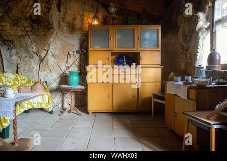 11 settembre 2019, Sassonia-Anhalt, Langenstein: il salotto della grotta dimora di Ludwig Schmidt. Ci sono stati 10 abitazioni di roccia sul Schäferberg. Gli appartamenti sono stati costruiti tra il 1855 e il 1858 e svuotato solo tra il 1900 e il 1910. Esso è di tipo sconosciuto quando le grotte stessi sono stati picchiati, ma si sospetta che esse avrebbero potuto provenire dal germanico periodo di liquidazione. Foto: Klaus-Dietmar Gabbert/dpa-Zentralbild/ZB Foto Stock