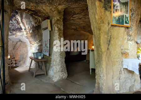 11 settembre 2019, Sassonia-Anhalt, Langenstein: la grotta dimora di Ludwig Schmidt. Ci sono stati 10 abitazioni di roccia sul Schäferberg. Gli appartamenti sono stati costruiti tra il 1855 e il 1858 e svuotato solo tra il 1900 e il 1910. Esso è di tipo sconosciuto quando le grotte stessi sono stati picchiati, ma si sospetta che esse avrebbero potuto provenire dal germanico periodo di liquidazione. Foto: Klaus-Dietmar Gabbert/dpa-Zentralbild/ZB Foto Stock