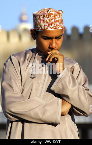 Omani ragazzo perso nel pensiero Foto Stock