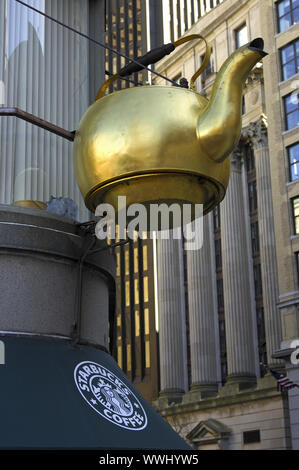 Giant bollitore per il tè presso la caffetteria Starbucks, Boston Foto Stock