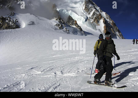 Gli appassionati di snowboard sulla Vallée Blanche freeride eseguiti sotto il Mont Blanc du Tacul vicino a Chamonix Foto Stock