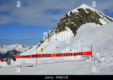 Segnale di avvertimento su un pendio chiuso nella ski area di Morzine Avoriaz Foto Stock